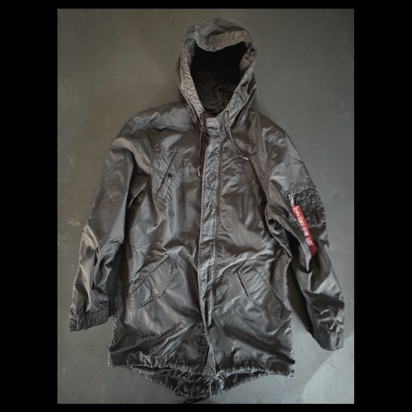 UNDEFEATED x ALPHA INDUSTRIES M-65 FISHTAIL PARKA  JACKET  Large Black Rare - Picture 1 of 4
